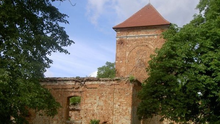 Kirchenruine in Lossow. Gedeckter Turm. Kirchenschiff ohne Dach und Fenster.