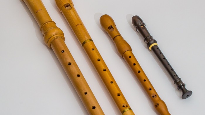 Vier Oboen in verschiedenen Größen und Farben