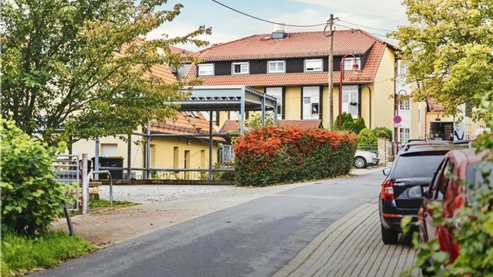 Gelbes Haus im Frühling