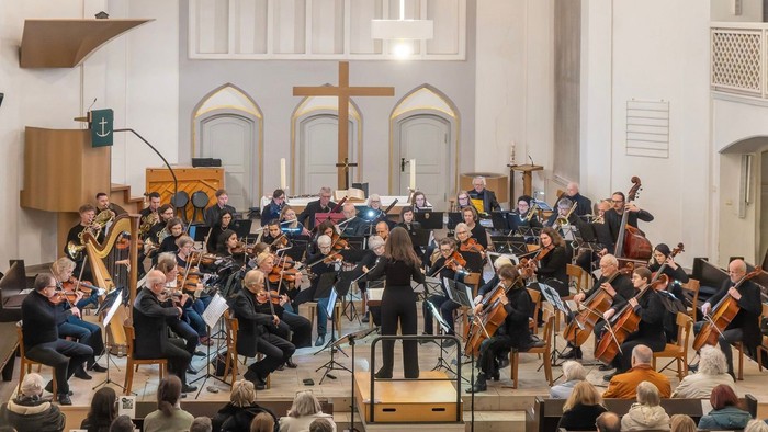 Sinfonieorchester Steglitz, im Altarraum einer Kirche spielend