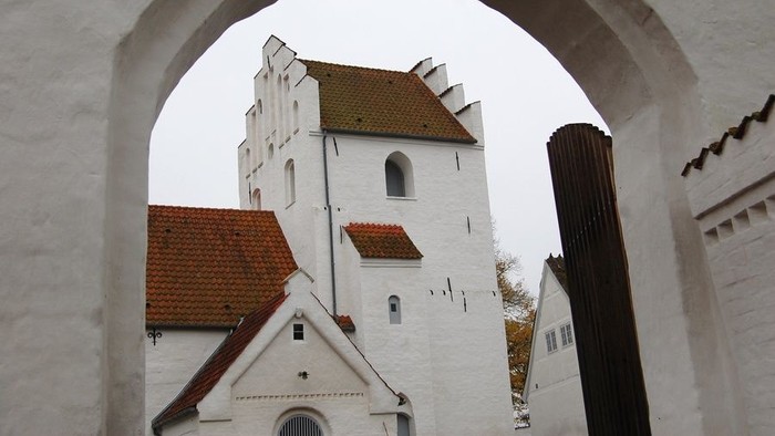 Bygning med spistegn og tårn med røde tag.