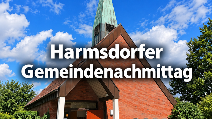 Eine Backsteinkirche mit einem grünen Turm, beschriftet mit „Harmsdorfer Gemeindenachmittag“, unter einem strahlend blauen Himmel.