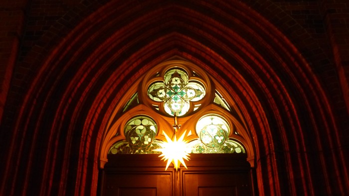 Buntes Kirchenfenster mit Sonnenlicht