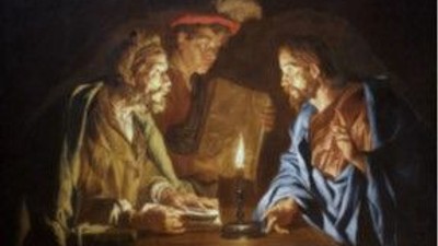 To børn ser på et lille dyr i en lue.