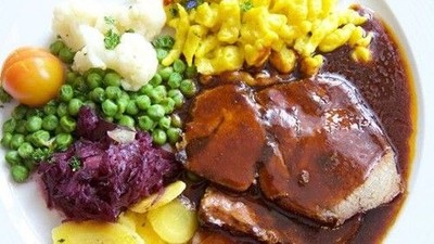 Tallerken med kød, grøntsager og sovs