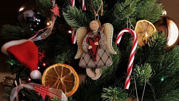 Weihnachtsbaum mit Engeln, Orangen und Zuckerstangen