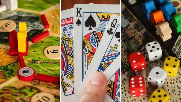 Das Bild zeigt verschiedene Spielzeugelemente wie Karten, Würfel und Spielfiguren.