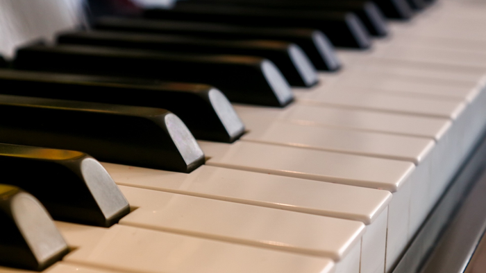 Die Tastatur eines Klaviers in Nahaufnahme