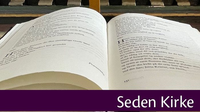 En åben bog på et bord med teksten 