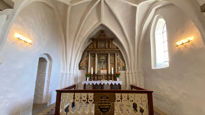 Indre del af kirke med alter og bænke