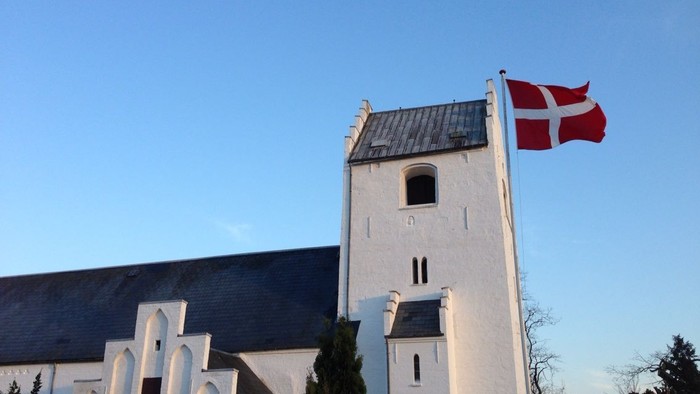 Dansk flag på kirke.