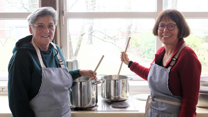 Zwei Frauen kochen gemeinsam in der Küche.