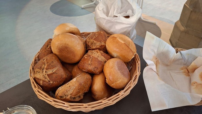 Ein Korb mit verschiedenen Broten auf einem Tisch