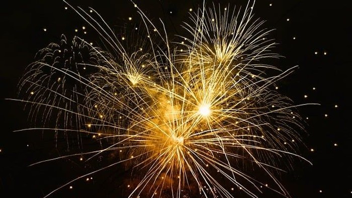 Farverige fyrværkeri i nattehimmel