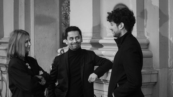 Die 3 Ensemble-Mitglieder vor den Säulen eines alten Gebäudes