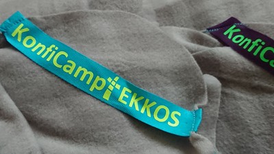 Mehrere graue Decken mit blauen Aufdrucken "KontiCamp Ekkos"