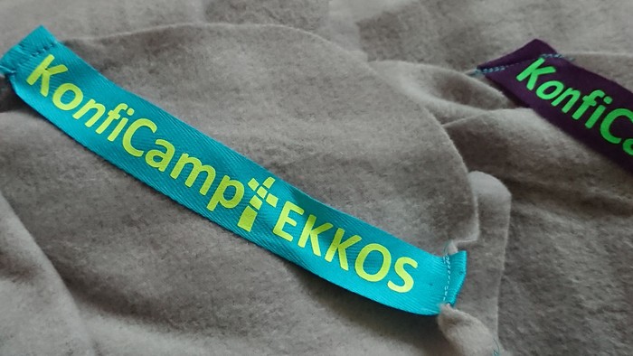 Mehrere graue Decken mit blauen Aufdrucken 