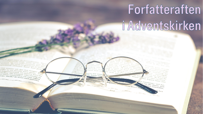 En bog med briller og lavendelblomster på et bord