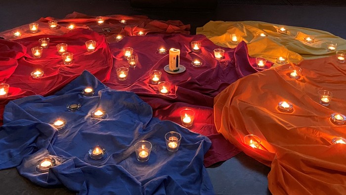 Farbenfrohe Decken mit Kerzen im Raum, großes Fenster mit Aussicht