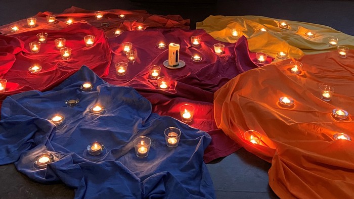 Farbenfrohe Decken mit Kerzen im Raum, großes Fenster mit Aussicht