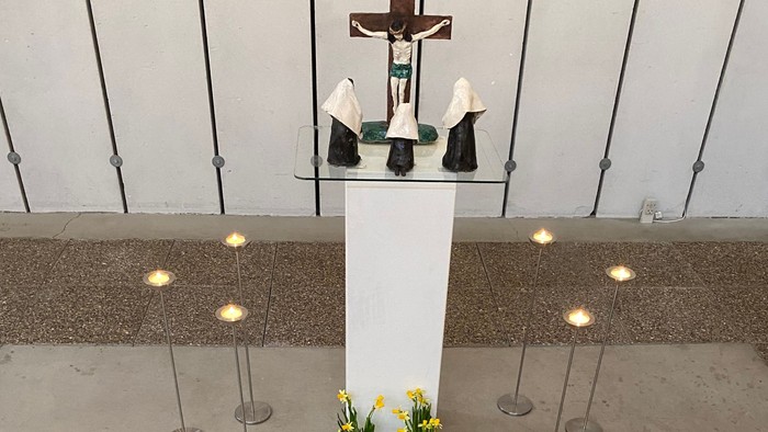 Alter med blomster og krucifix