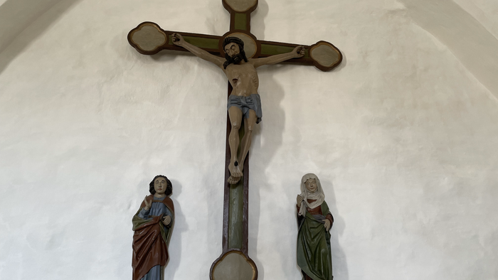 En korsfæstelse med Jesus på korset og to kvinder under.