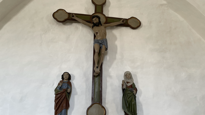 En korsfæstelse med Jesus på korset og to kvinder under.