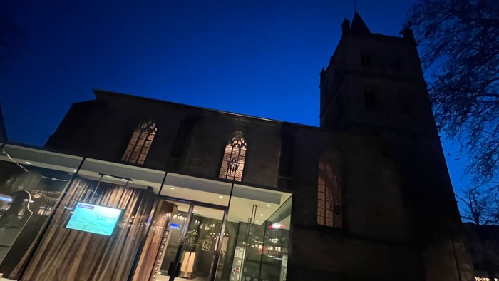 Hier sieht man die beleuchtete Christuskirche vor dunklem Nachthimmel.