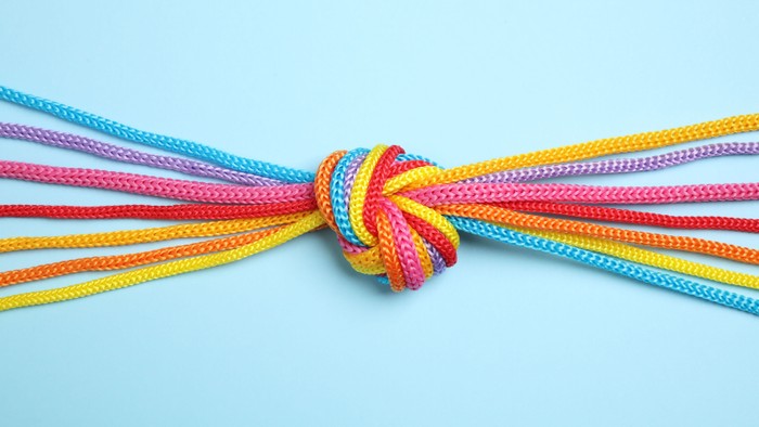 Bunte Seile zu einem Knoten zusammengebunden