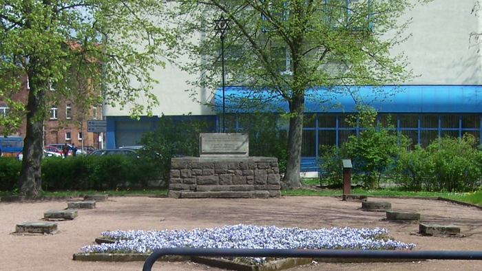Ein Blick auf die Gedenkstätte der ehemaligen Synagoge mit der Gedenktafel.