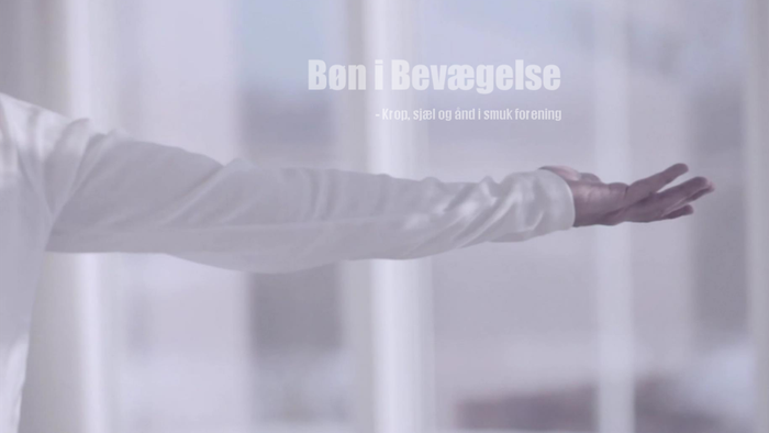 En arm udstrakt mod en blænde vinduesbaggrund med teksten 