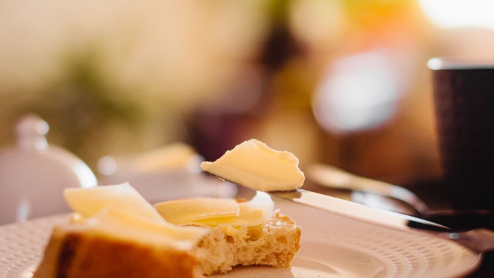 Ein Teller mit Brot und Käse auf einem Tisch