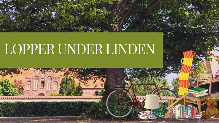 En cykel og en stol placeret under et træ ved en mur med 