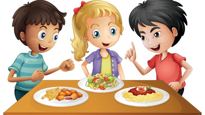 Tre børn sidder ved et bord og spiser.