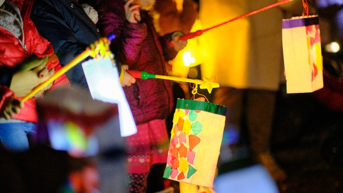 Kinder mit leuchtenden Laternen