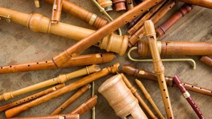 Viele Bambusflöten liegen durcheinander auf dem Boden.