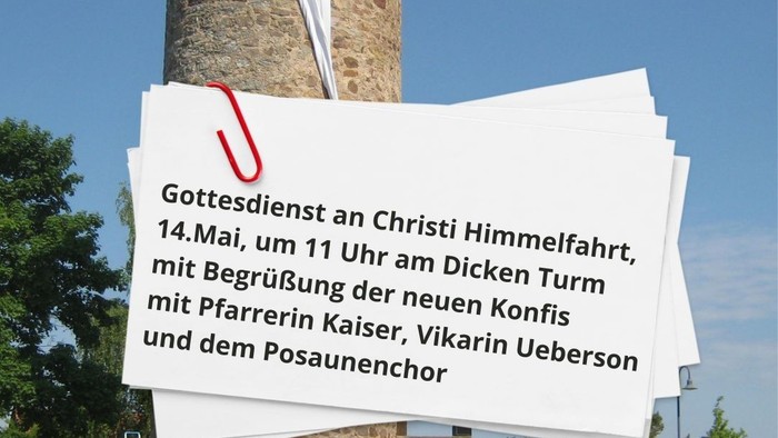 Open-Air-Gottesdienst an Christi Himmelfahrt mit einer Menschenmenge nahe einem historischen Turm.