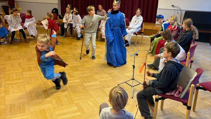 Kinder-Theatergruppe probt auf der Bühne
