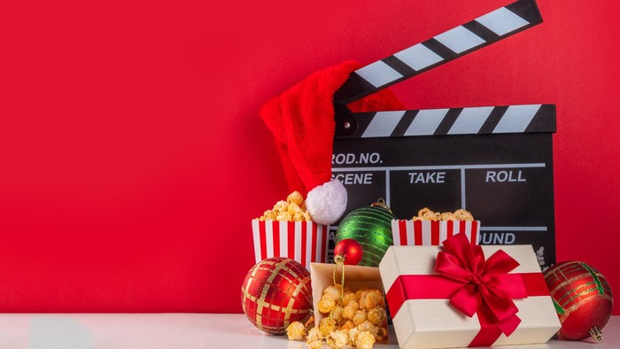 Filmklappe mit Popcorn und Weihnachtsdekorationen