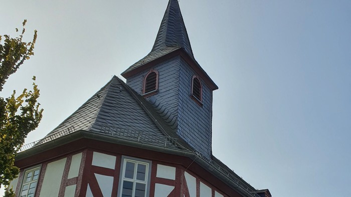 Das Bild zeigt ein traditionelles Fachwerkhaus mit einem markanten Turm.
