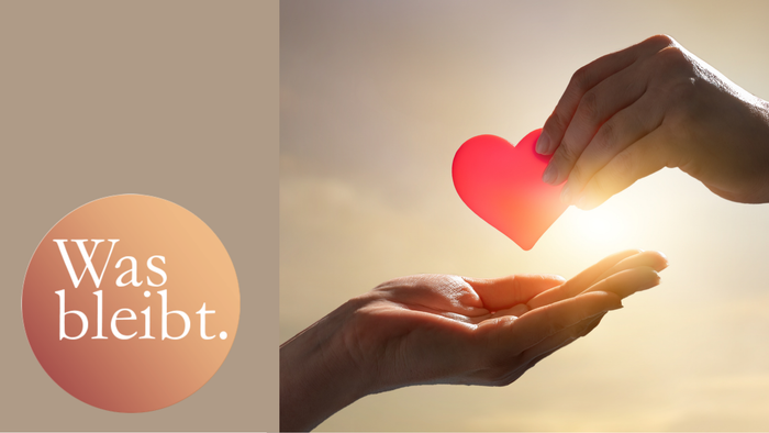 Man sieht in Herz, dass von einer Hand an eine weitere Hand gegeben wird.