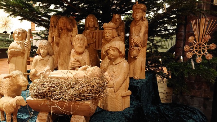 Die Holzskulpturen stellen eine Krippe mit Maria, Josef und dem Jesuskind dar.