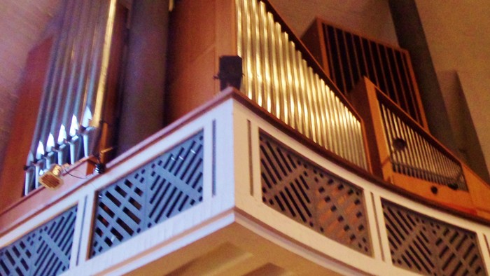 Die Bosch-Orgel in der Kreuzkirche verfügt über mehr als 2.200 Pfeifen, die von drei Manualen und einem Pedal aus vollmechanisch angesteuert werden.