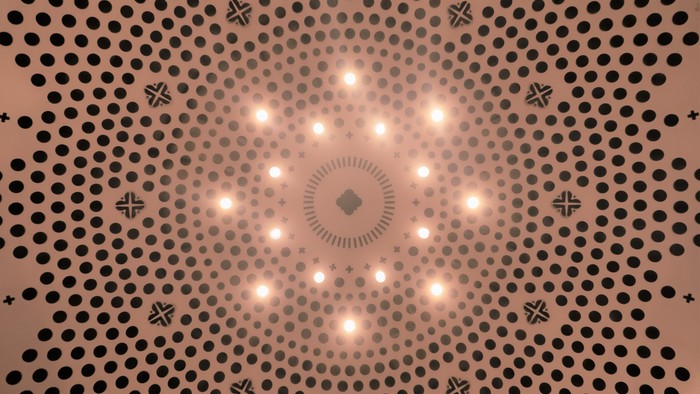 Abstraktes Muster aus symmetrischen Punkten und leuchtenden radialen Linien, das ein faszinierendes geometrisches Design bildet.