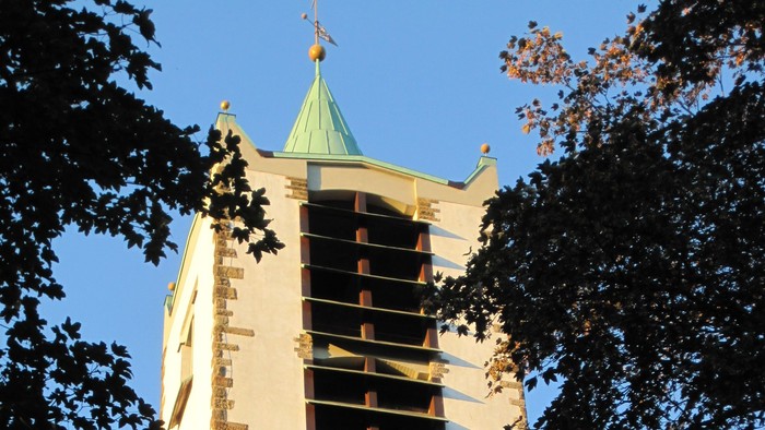 Die Kreuzkirche im Vorderen Westen mit ihren fast 50m hohen Turm ist von weitem sichtbar.