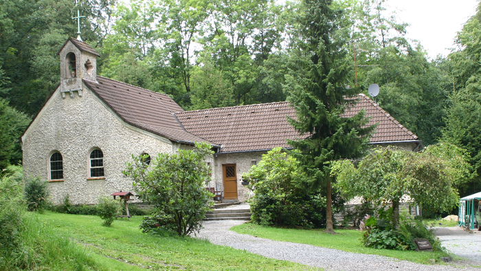 Kleine Kirche mit Kirchturm in ländlicher Umgebung