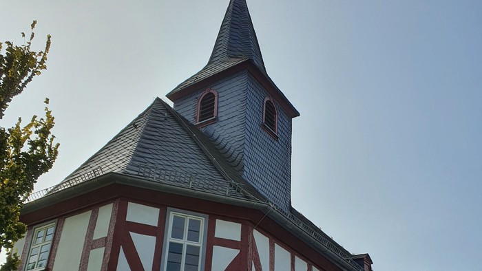Das Bild zeigt ein traditionelles Fachwerkhaus mit einem markanten Turm.