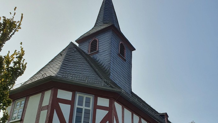 Das Bild zeigt ein traditionelles Fachwerkhaus mit einem markanten Turm.