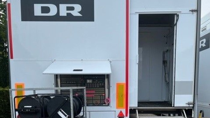 En DR-vogn med udstykket trappe og udlagte tekniske udstyr.