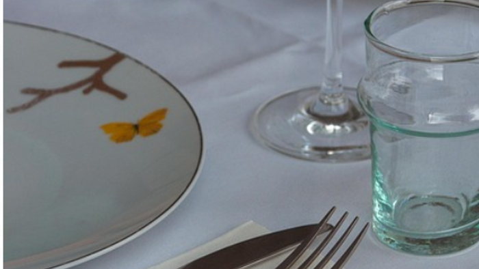 Elegant Tischdekoration mit Besteck, Gläsern und feinem Porzellan